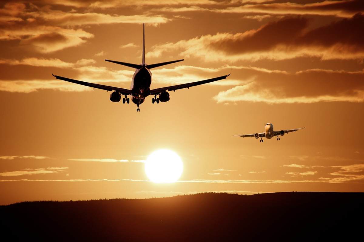 Aerei in volo durante il tramonto