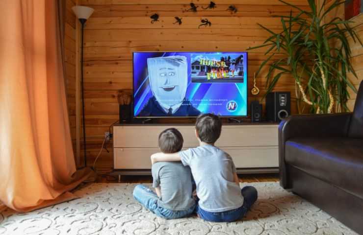 Bambini guardano la tv