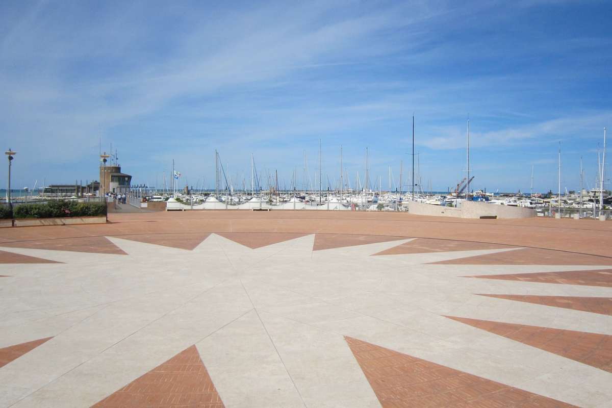 Rimini vista mare piazzetta vuota