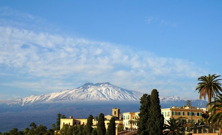 etna, il vulcano innevato durante l'inverno