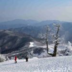 Due persone sulle montagne innevate