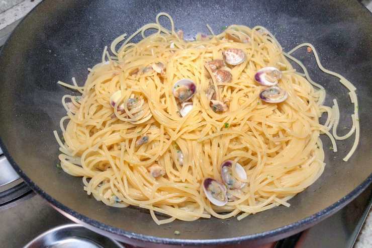 spaghetti e vongole in padella