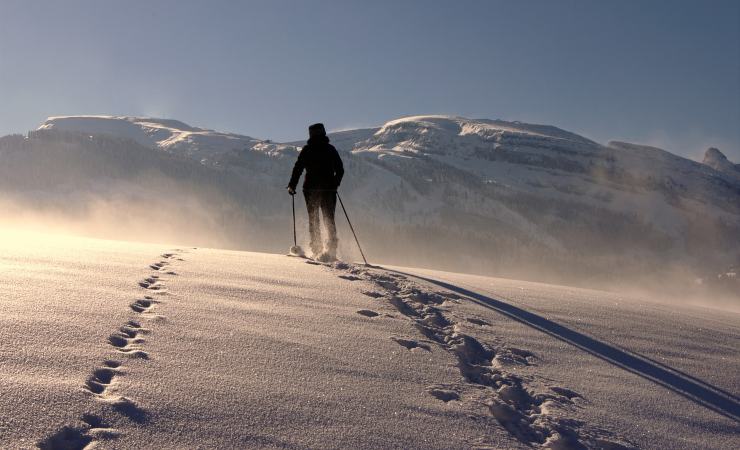 escursione di un uomo sulla neve